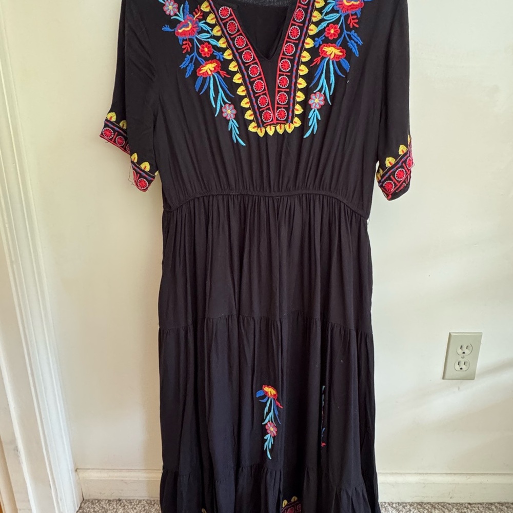 Solitaire Embroidered Black Sundress V-Neck Short Sleeve